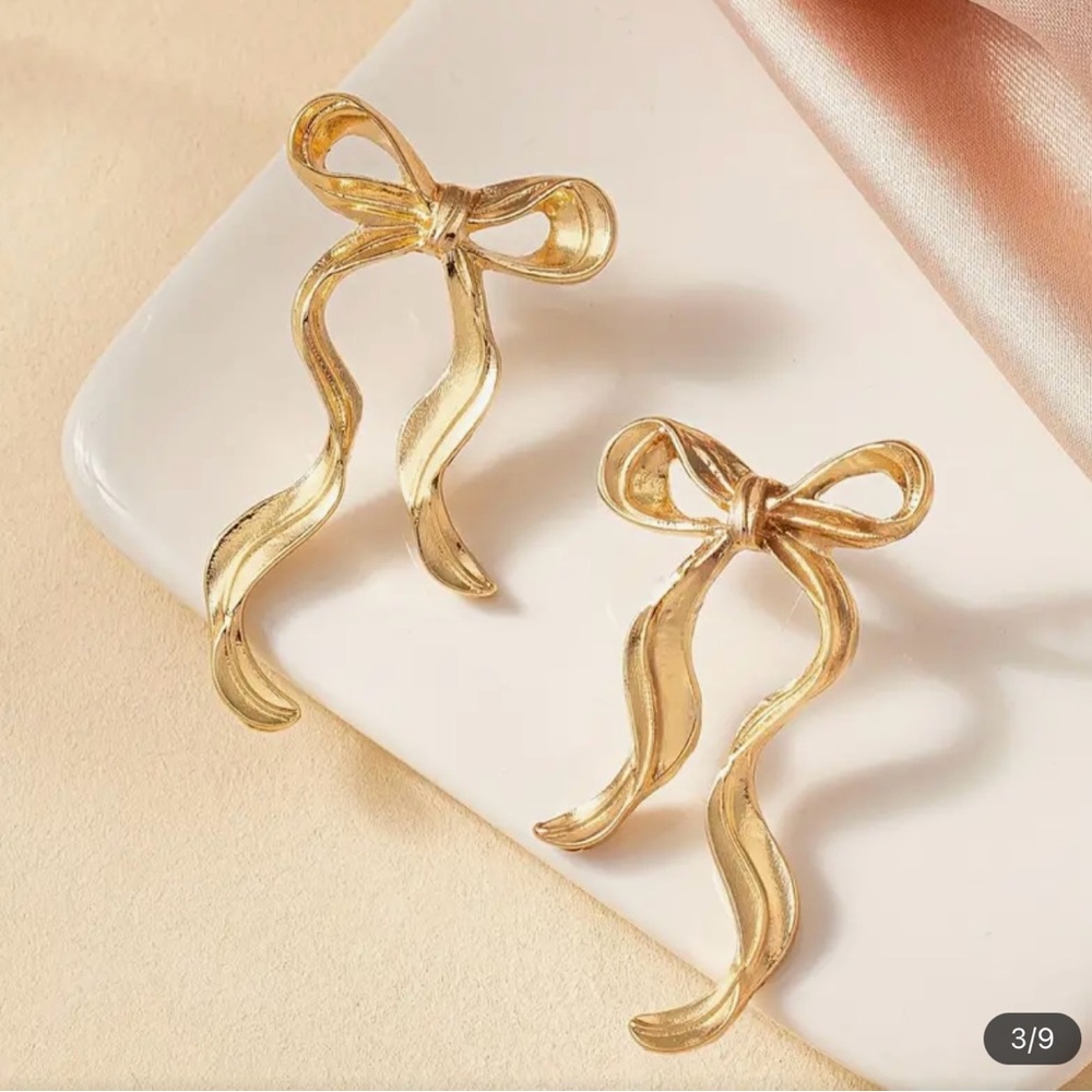 Gold Tone Sculptural Bow Ribbon Statement Earrings Coquette Style - Picture 4 of 4